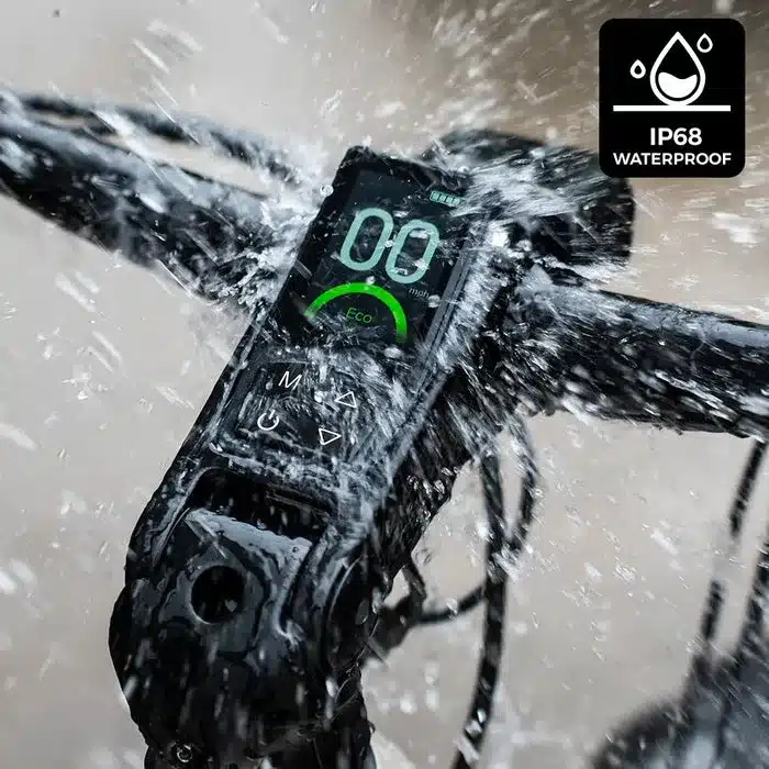 Detailaufnahme des Displays eines Fiido Nomads E-Bikes, das von Wasserspritzern umgeben ist, mit einem