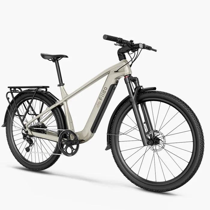 Eine Studioaufnahme eines beigefarbenen Fiido Nomads Trekking-E-Bikes mit Gepäckträger und Federgabel.