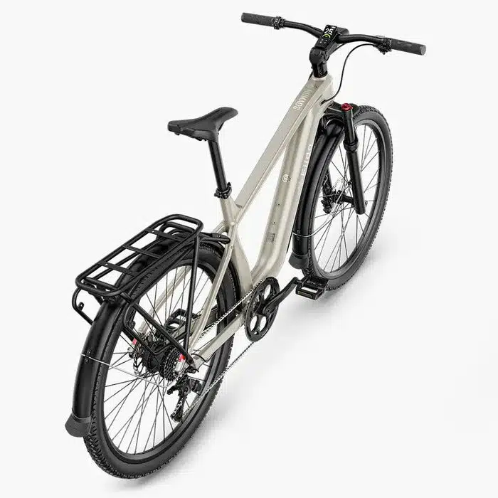 Seitenansicht eines hellbeigen Fiido Nomads Trekking-E-Bikes mit schwarzem Gepäckträger und Schutzblechen.
