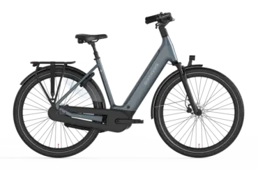 Graues Batavus Finez PT Plus E-Bike in Seitenansicht, mit Fokus auf den Tiefeinstieg-Rahmen und den integrierten Akku.