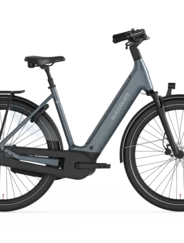 Graues Batavus Finez PT Plus E-Bike in Seitenansicht, mit Fokus auf den Tiefeinstieg-Rahmen und den integrierten Akku.