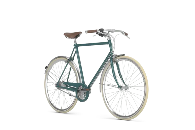 Ein dunkelgrünes Gazelle Van Stael Fahrrad mit braunem Ledersattel und Griffen, silbernen Laufrädern und Schutzblechen, das auf grünem Hintergrund steht.