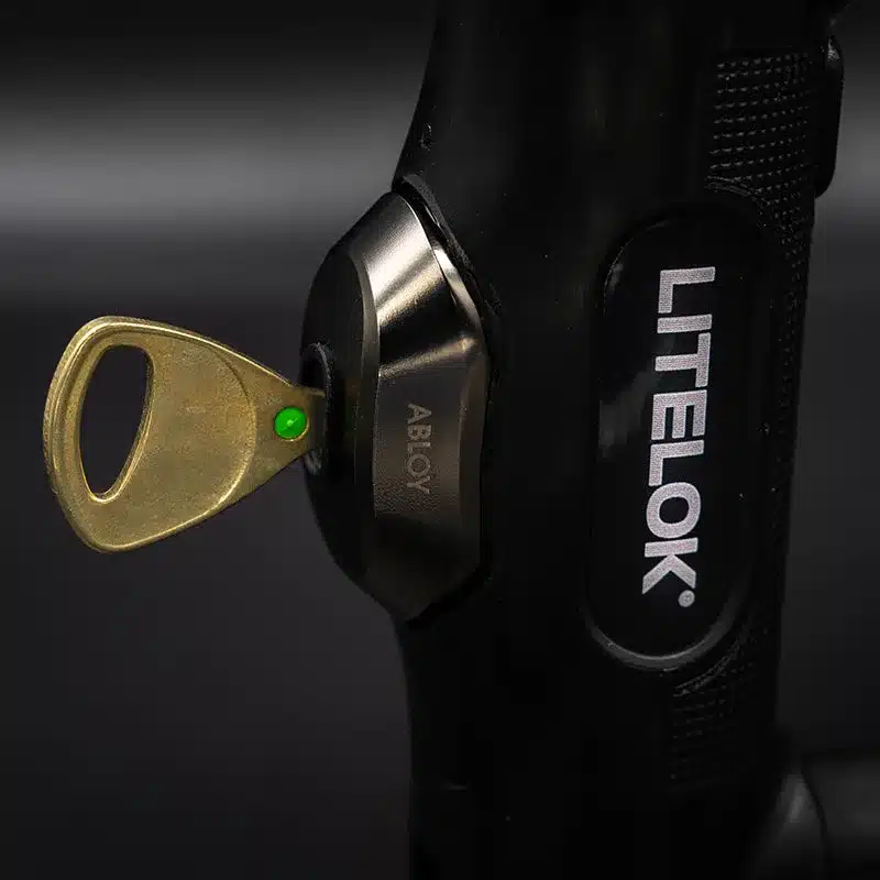 Nahaufnahme des LITELOK X3 Fahrradschlosses mit einem Schlüssel, der in den ABLOY Sentry Zylinder gesteckt ist. Ein grünes Licht leuchtet neben dem Schlüssel.