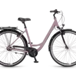 Seitenansicht eines rosafarbenen Winora Hollywood 26 Wave Citybikes mit Gepäckträger, Schutzblechen und Nabenschaltung.