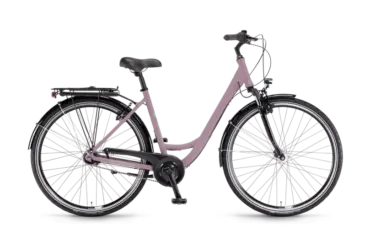 Seitenansicht eines rosafarbenen Winora Hollywood 26 Wave Citybikes mit Gepäckträger, Schutzblechen und Nabenschaltung.