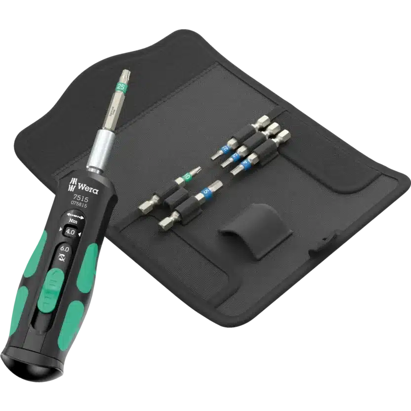 Wera Drehmomentschrauber-Set 7515/7 mit aufbewahrten Bits in einer textilen Rolltasche. Der Drehmomentschraubendreher zeigt die Nm-Skala und den Einsatz-Schalter.