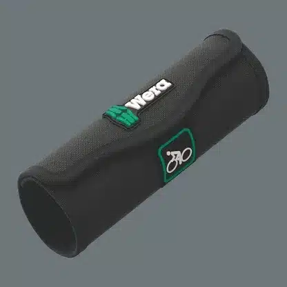 Schwarze, aufgerollte Textiltasche mit Wera-Logo und Fahrrad-Symbol