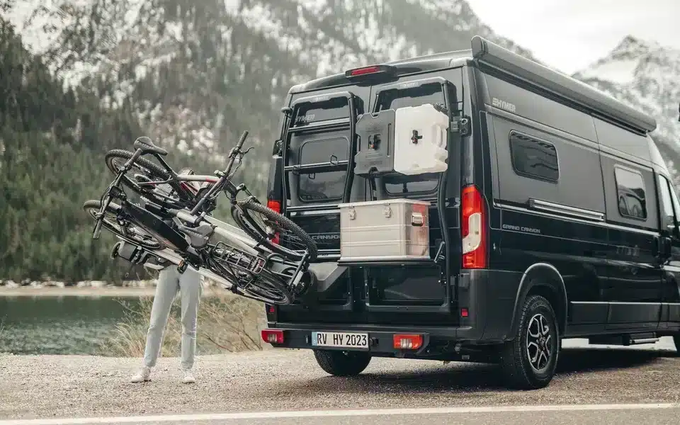 Bike Carrier Swing Fahrradträger am KITT-System eines Campingbusses mit montierten Fahrrädern am Seeufer