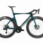 Bianchi Oltre RC Aero Rennrad mit Vollcarbon-Rahmen und Vollcarbon-Laufrädern, ausgestattet mit Shimano Dura-Ace Di2.