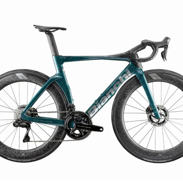 Bianchi Oltre RC Aero Rennrad mit Vollcarbon-Rahmen und Vollcarbon-Laufrädern, ausgestattet mit Shimano Dura-Ace Di2.