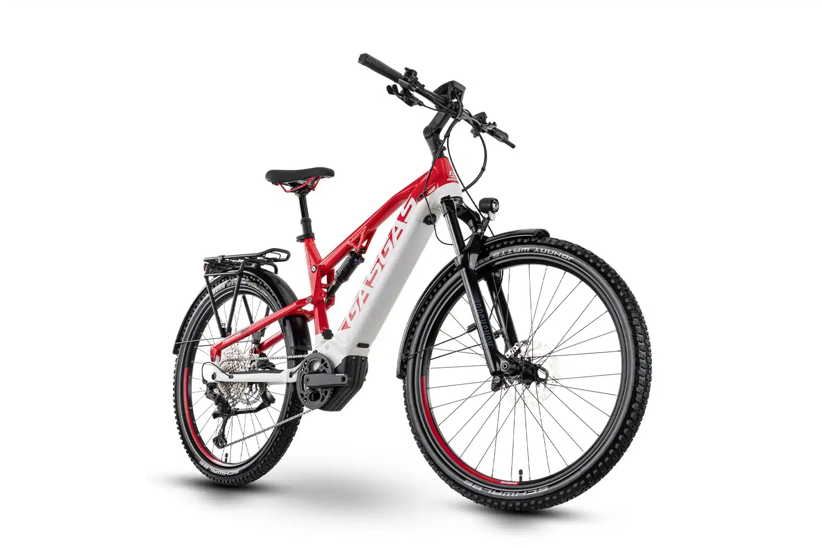 Frontale Ansicht eines roten und weißen GASGAS G Trekking E-Bikes mit Gepäckträger, Beleuchtung und breiten Reifen.