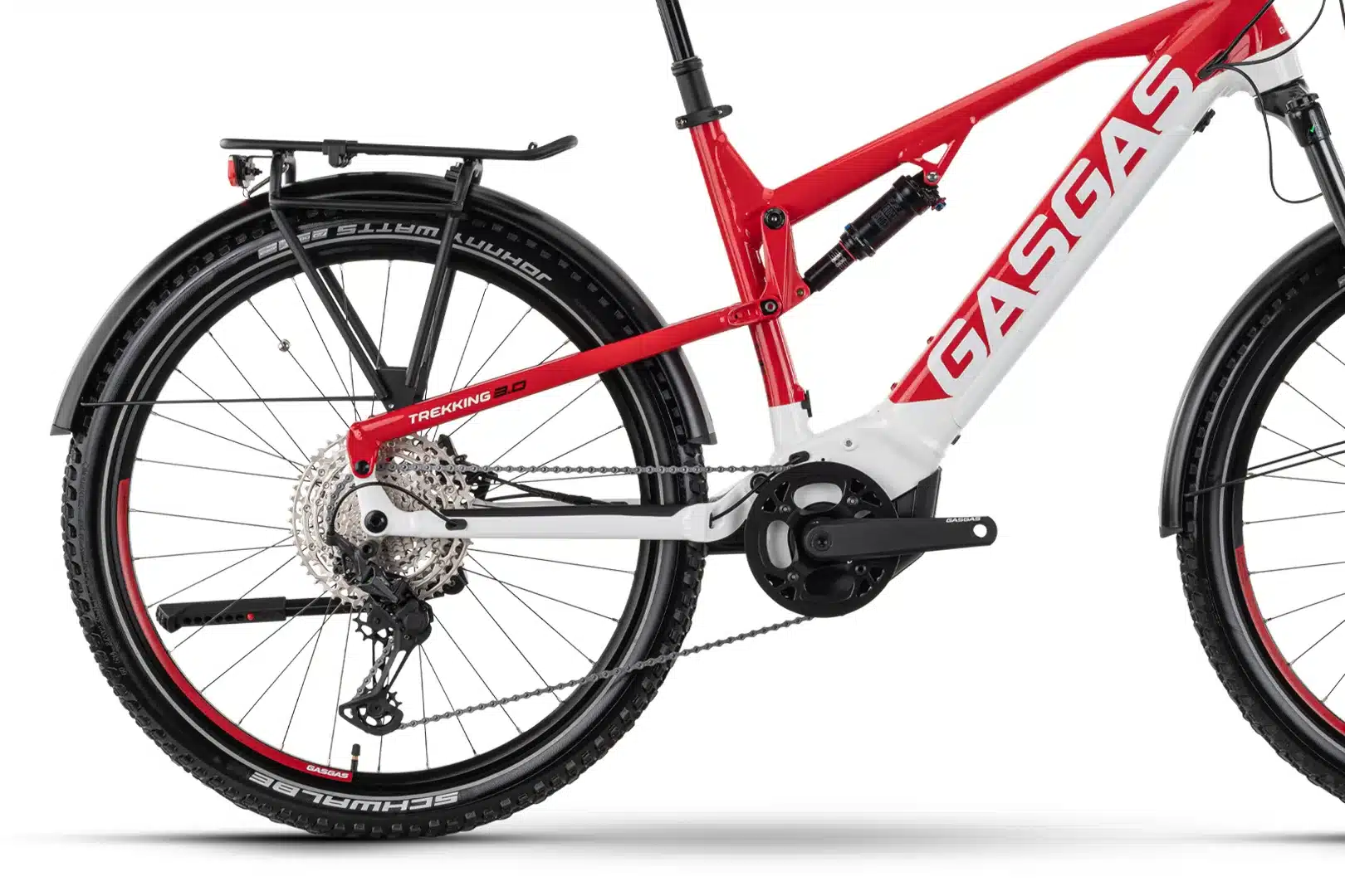 Seitenansicht des roten und weißen GASGAS G Trekking E-Bikes mit Fokus auf das Hinterrad, den Gepäckträger, die Schaltung und den Dämpfer.