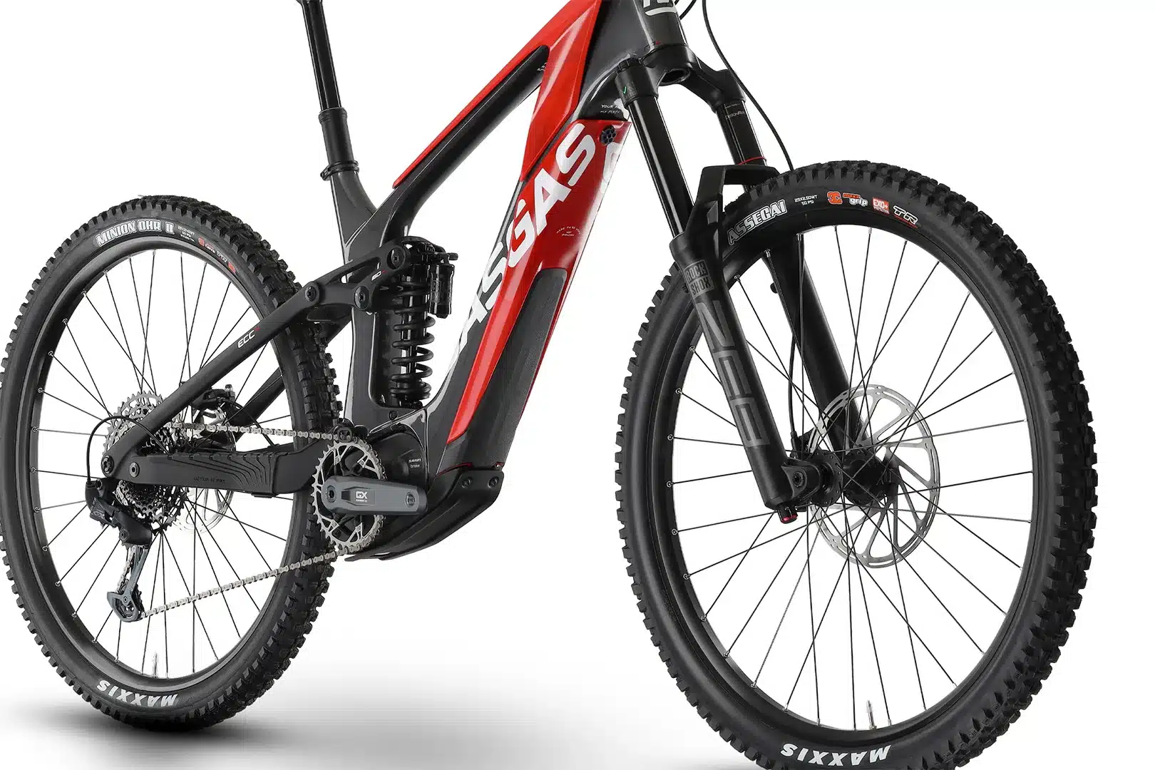 Detailaufnahme des vorderen Teils eines GASGAS ECC 4 E-Enduro Fahrrads mit breitem Lenker, RockShox Gabel und grobstolliger Maxxis Bereifung.