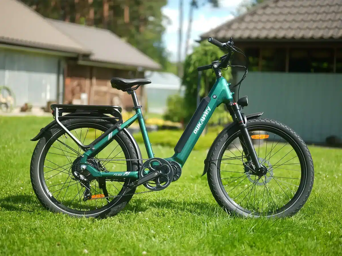 Grünes Dukawey FUGL3.0 City-E-Bike mit tiefem Einstieg und Gepäckträger.