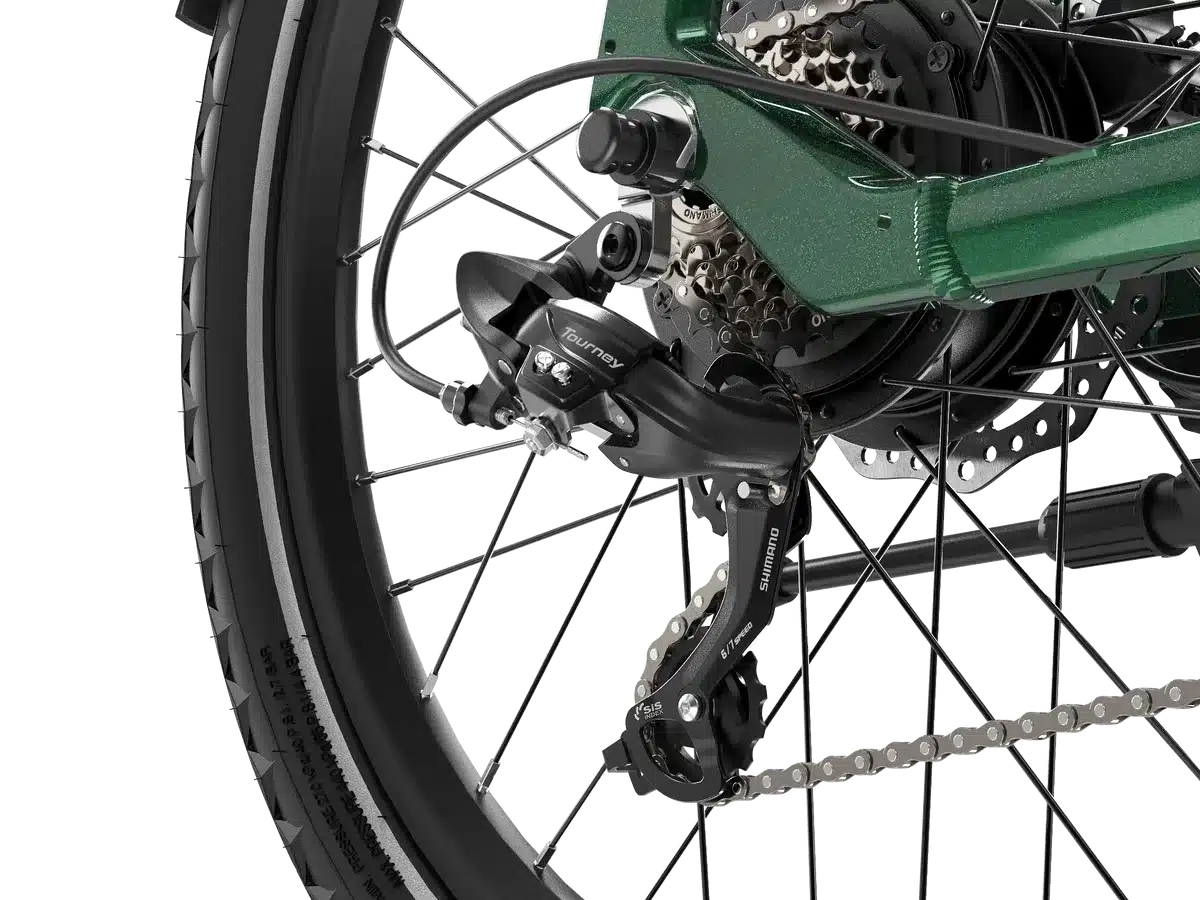 Nahaufnahme des Schaltwerks, der Kassette und des Kettenblatts eines Dukawey FUGL3.0 E-Bikes in Grün. Daneben ist das breite Hinterrad mit Profil und Felge zu sehen.