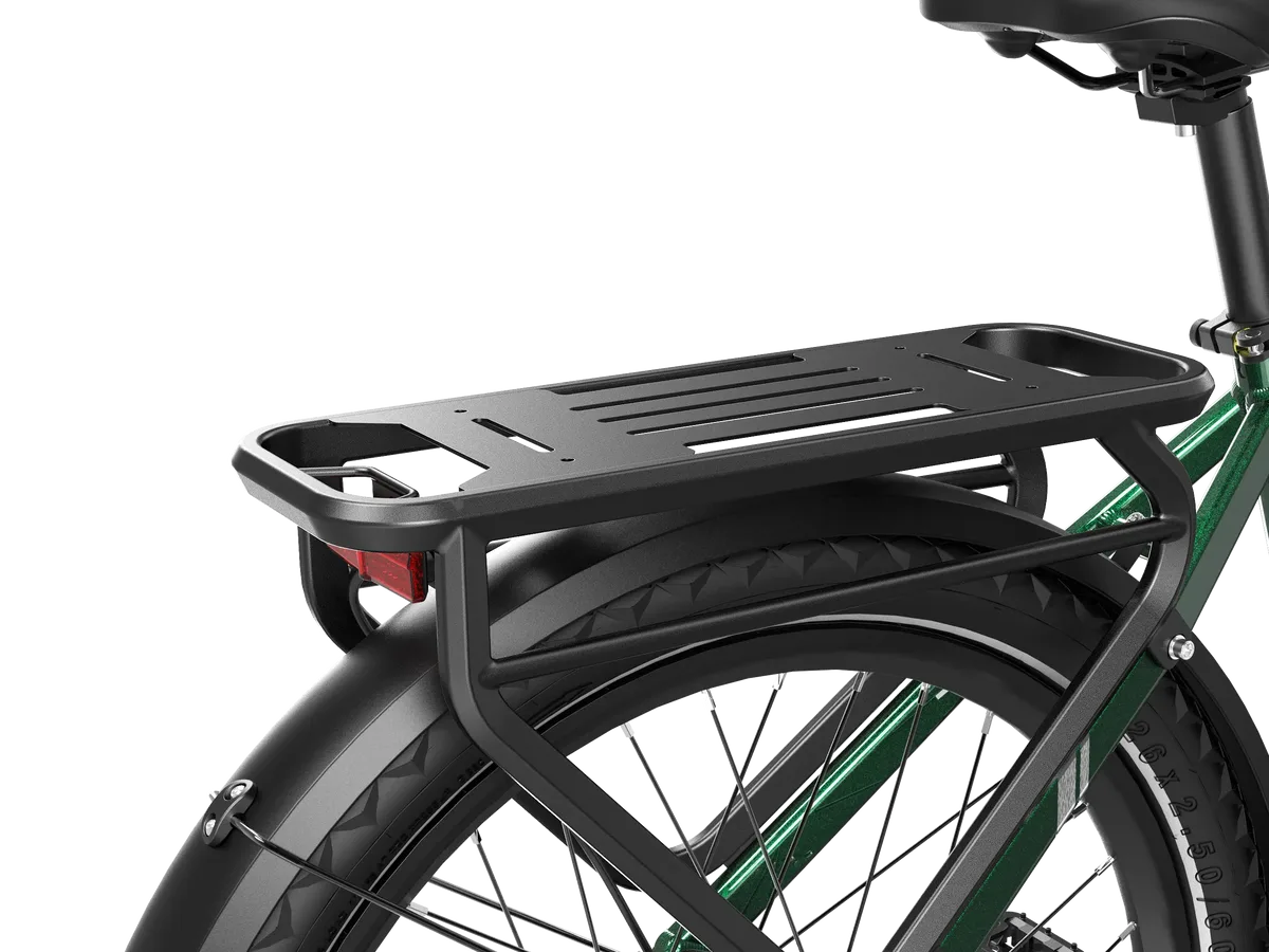 Nahaufnahme des hinteren Teils eines grünen Dukawey FUGL3.0 City-E-Bikes mit schwarzem Gepäckträger und Schutzblech.