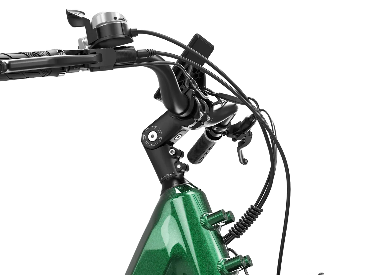 Detaillierte Ansicht des Lenkers, der Bremshebel, des Schaltgriffs und des Vorbaus eines grünen Dukawey FUGL3.0 City-E-Bikes.