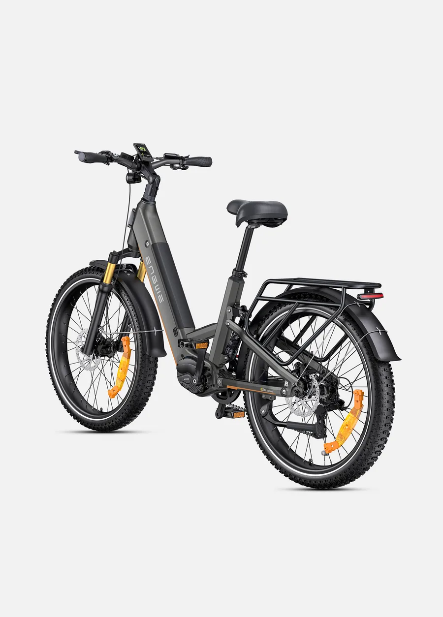 Graues ENGWE E26 3.0 Pro E-Bike mit breiten Reifen, Vollfederung und silbernem Gepäckträger, isoliert auf weißem Hintergrund.