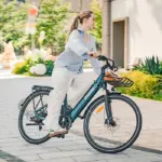 Frau fährt Fiido C11 Pro E-Bike mit Gepäckträger und Frontkorb