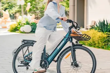 Frau fährt Fiido C11 Pro E-Bike mit Gepäckträger und Frontkorb