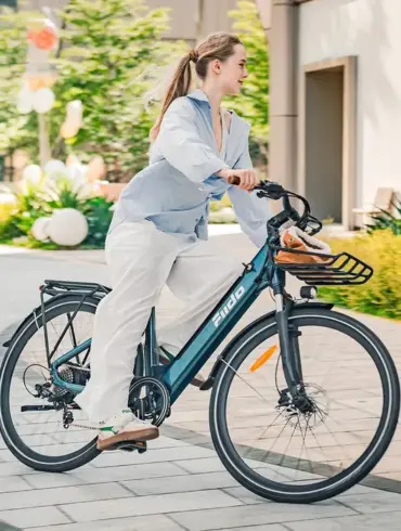 Frau fährt Fiido C11 Pro E-Bike mit Gepäckträger und Frontkorb
