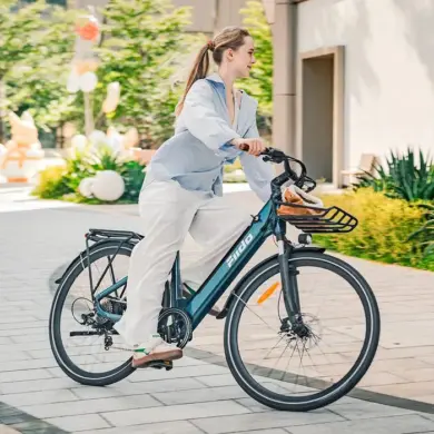 Frau fährt Fiido C11 Pro E-Bike mit Gepäckträger und Frontkorb