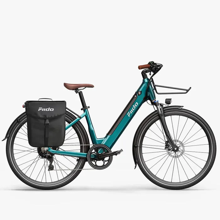 Seitenansicht eines Fiido C11 Pro City-E-Bikes in Teal mit einer schwarzen Gepäckträgertasche und einem schwarzen Frontkorb.