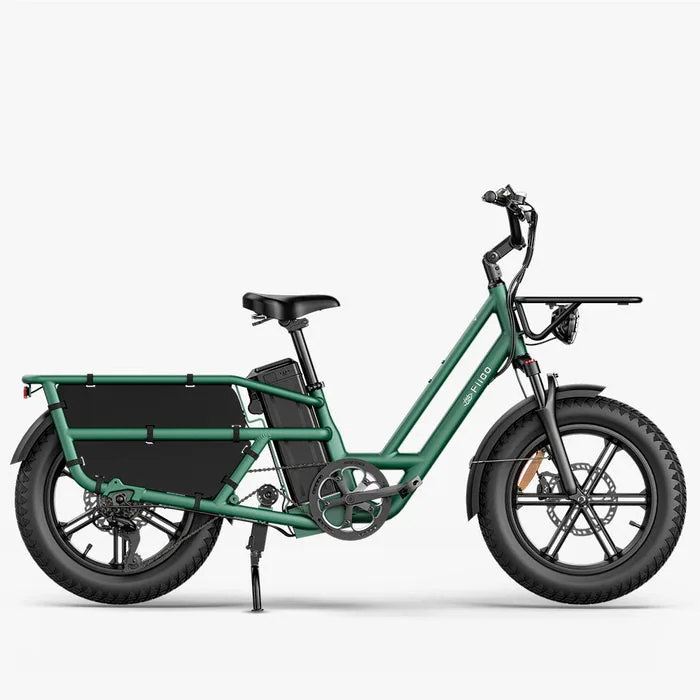 Seitenansicht eines grünen Fiido T2 Longtail-E-Bikes mit breiten Reifen, vorderem und hinterem Gepäckträger und einer Batterie im Rahmen.