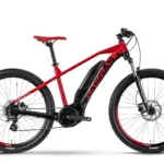 Seitenansicht eines roten GASGAS G CROSS COUNTRY 1.0 E-Hardtails mit Fokus auf Rahmen, Motor und Räder.