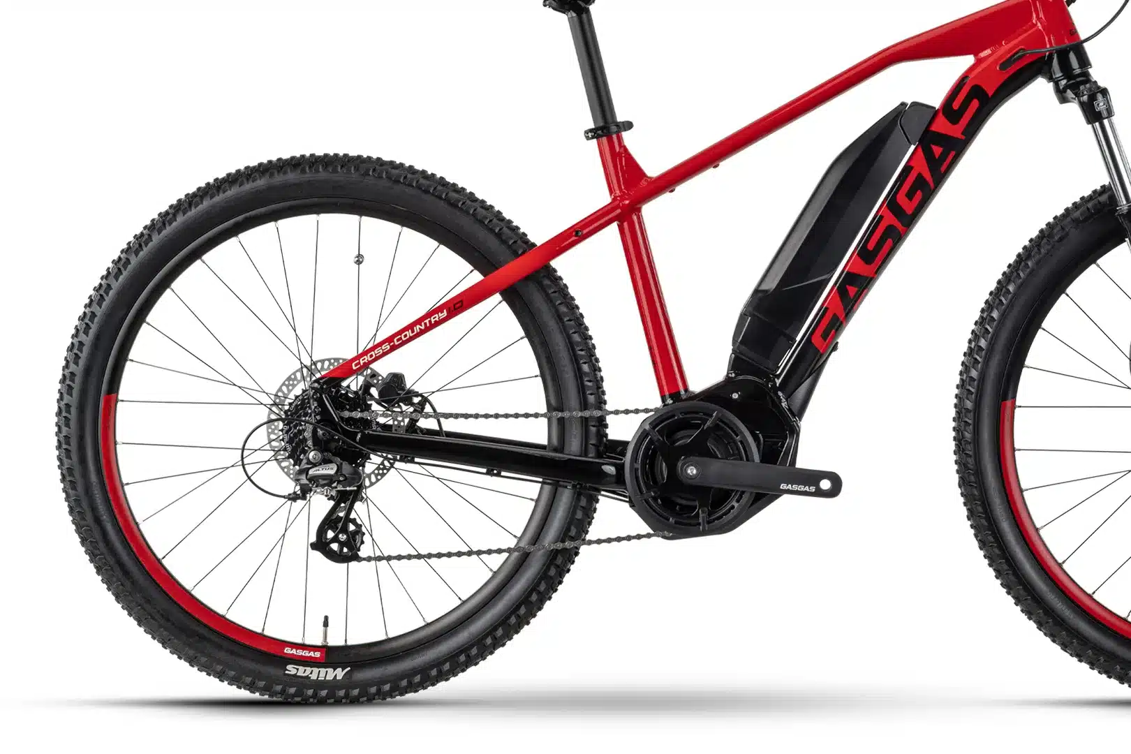Nahaufnahme des roten GasGas G CROSS COUNTRY 1.0 E-Hardtails, Fokus auf Hinterrad, Kette und Akku-Gehäuse.