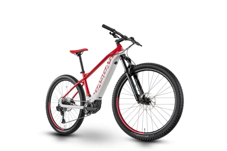 G Cross Country 3.0 E-Hardtail Mountainbike in Rot und Weiß, isoliert auf weißem Hintergrund.