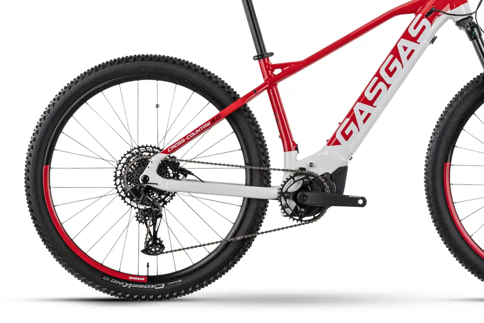 Detailaufnahme des G Cross Country 3.0 E-MTB mit Fokus auf das Hinterrad, die Kassette, die Kette und den Elektromotor.