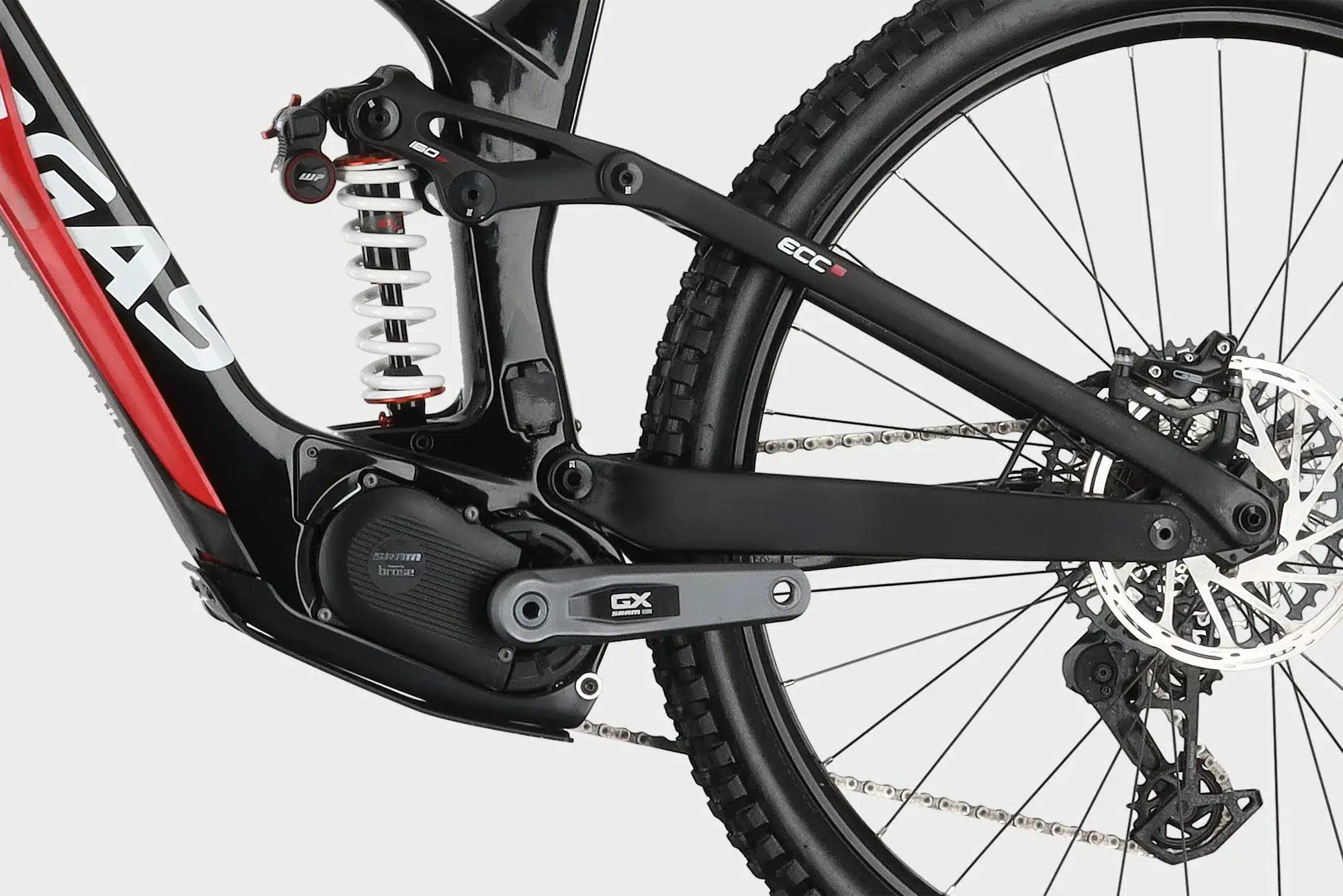 Detailaufnahme eines GASGAS ECC 5 E-Enduro Fahrrads mit Fokus auf den Hinterbau, den Dämpfer, den SRAM Antrieb und die Kurbel.