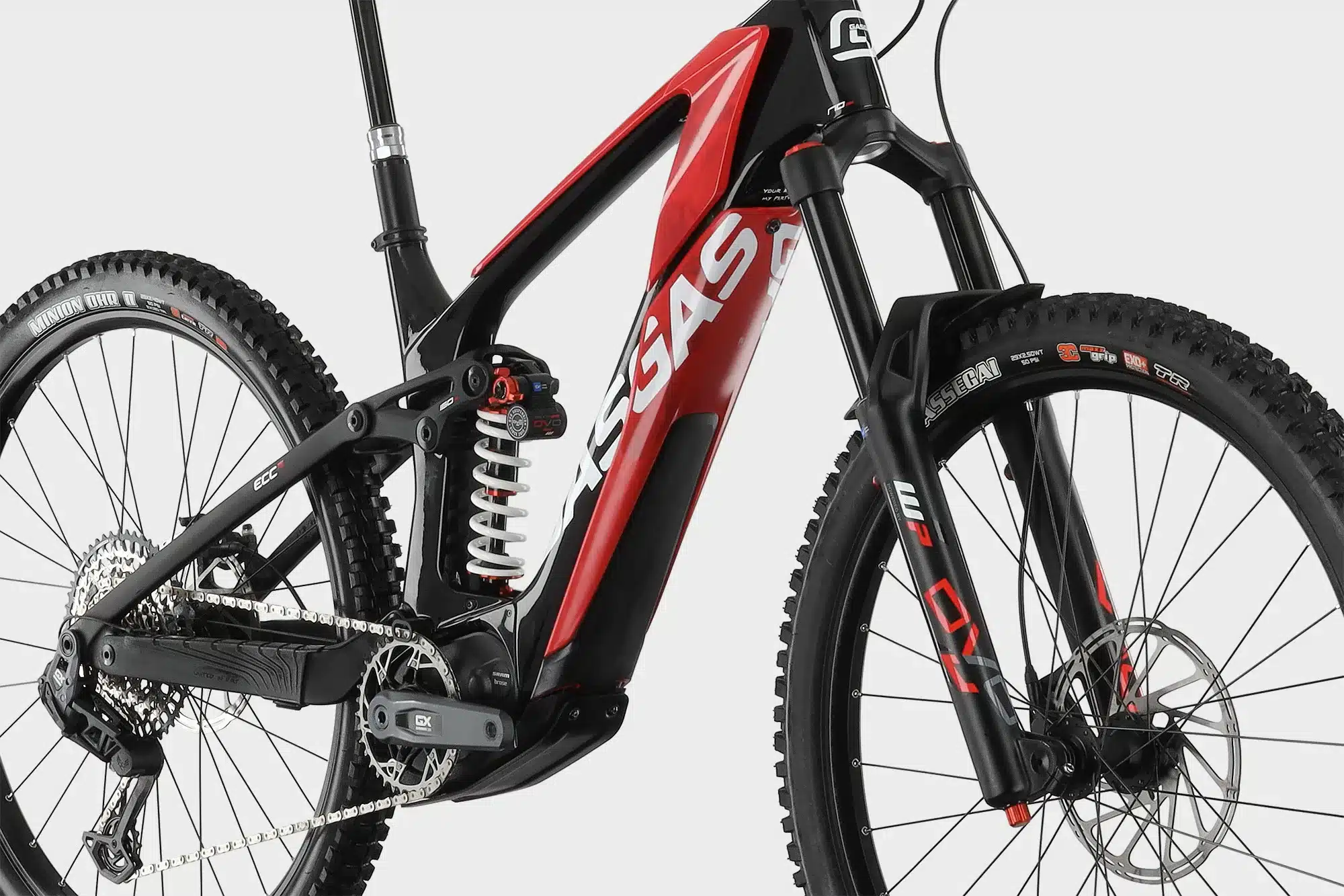 Nahaufnahme des Rahmens, des Hinterbaus und der Federung eines roten und schwarzen GASGAS ECC 5 E-Enduro Fahrrads.