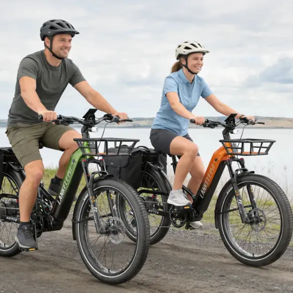 Mann und Frau fahren auf grünen und orangenen Lankeleisi KETT-8 E-Bikes mit Fat Tires und Gepäckträgern an einem See.