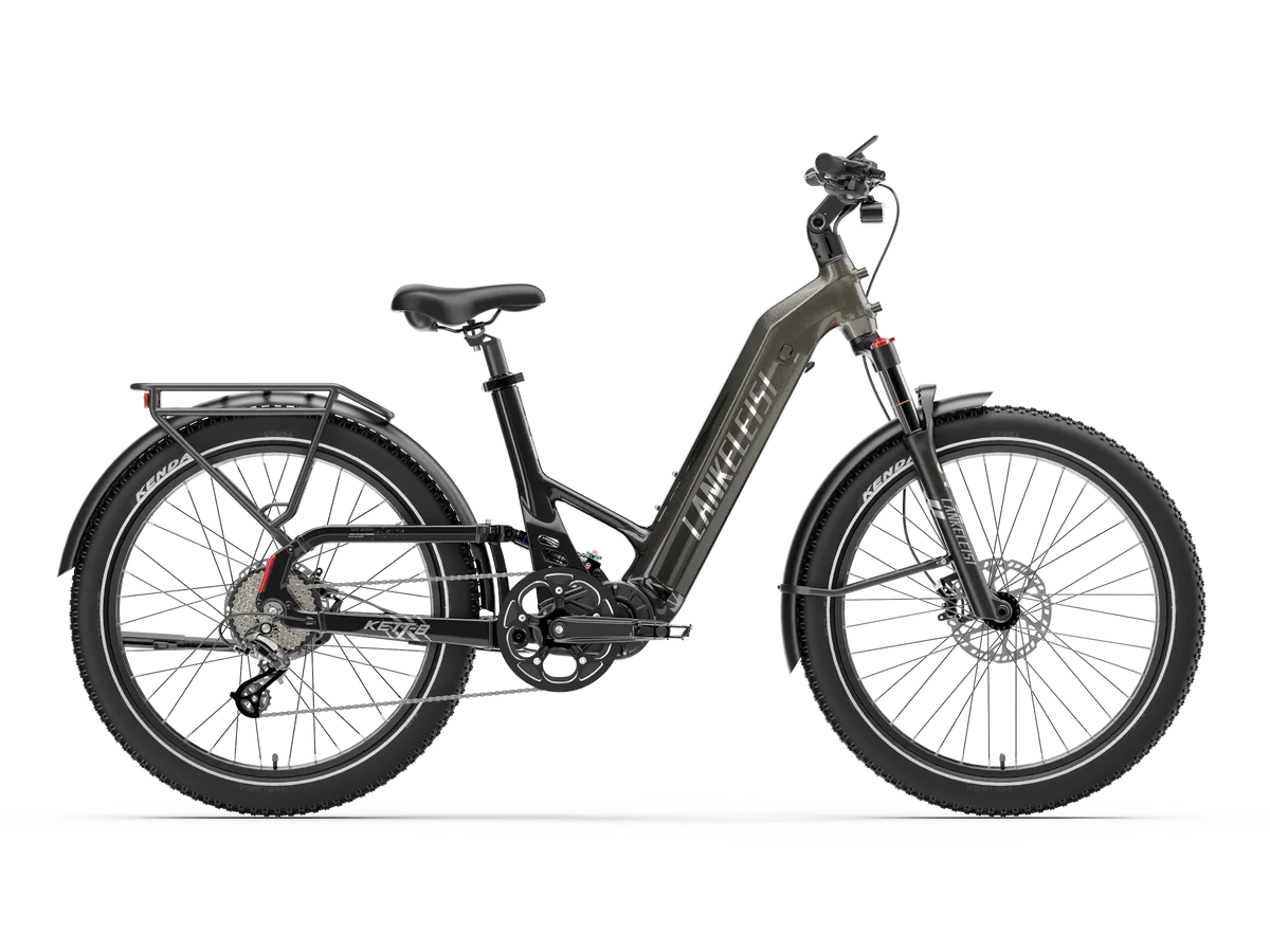 Seitliche Ansicht eines grauen Lankeleisi KETT-8 E-Bikes mit breiten Reifen, Vollfederung und Gepäckträger.