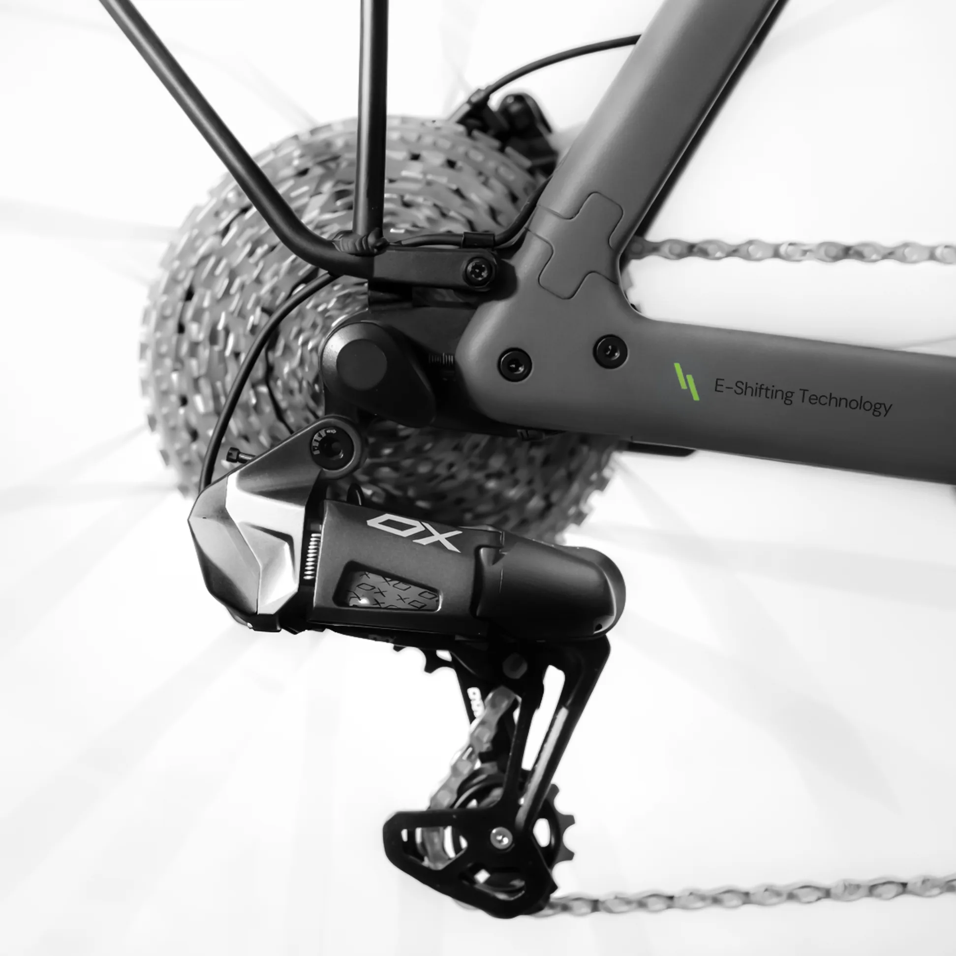 Nahaufnahme des Schaltwerks und der Kassette des Lemmo One Fahrrads, das die E-Shifting Technology hervorhebt.