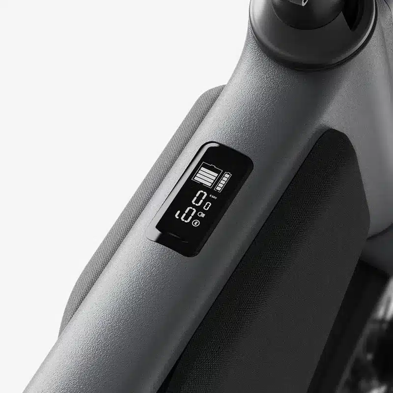 Detailaufnahme des Displays eines Lemmo One Collab. Ride E-Bikes mit angezeigter Geschwindigkeit von 0 km/h und vollem Akku.