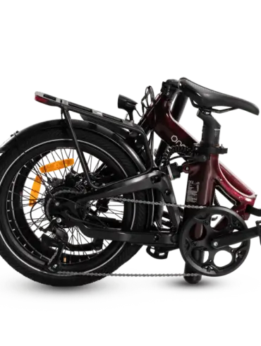 Zusammengeklapptes rotes Onemile Nomad E-Bike mit großen Reifen und Gepäckträger, isoliert vor einem grünen Hintergrund.