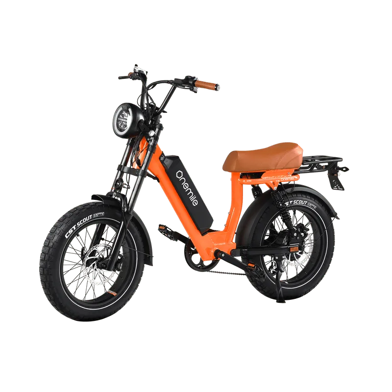 Orangefarbenes Onemile Scrambler V Pro E-Bike mit breiten Reifen, auffälligem Frontscheinwerfer und braunem Sattel.