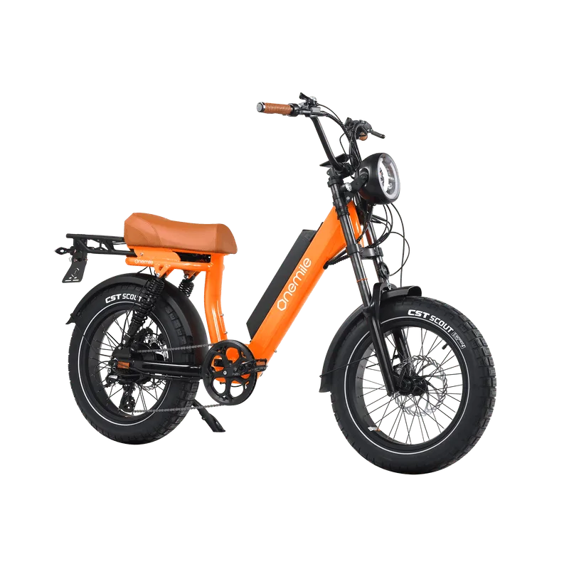 Ein oranges Onemile Scrambler V Pro E-Bike mit breiten Reifen und einem braunen Sattel, das für den Straßenverkehr zugelassen ist.