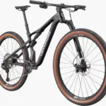 Cannondale Scalpel 2 Lefty Mountainbike in Schwarz, von vorne links aus leicht erhöhter Perspektive, mit Fokus auf die Lefty Gabel und die braunen Reifen.
