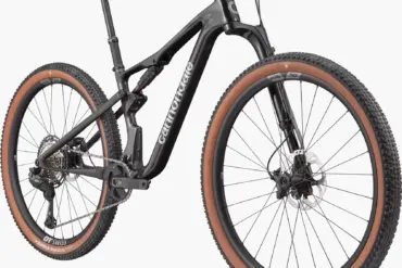 Cannondale Scalpel 2 Lefty Mountainbike in Schwarz, von vorne links aus leicht erhöhter Perspektive, mit Fokus auf die Lefty Gabel und die braunen Reifen.