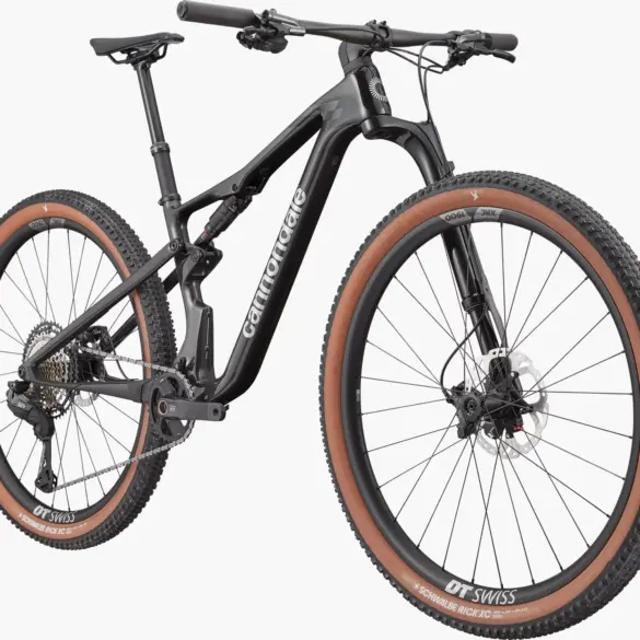 Cannondale Scalpel 2 Lefty Mountainbike in Schwarz, von vorne links aus leicht erhöhter Perspektive, mit Fokus auf die Lefty Gabel und die braunen Reifen.