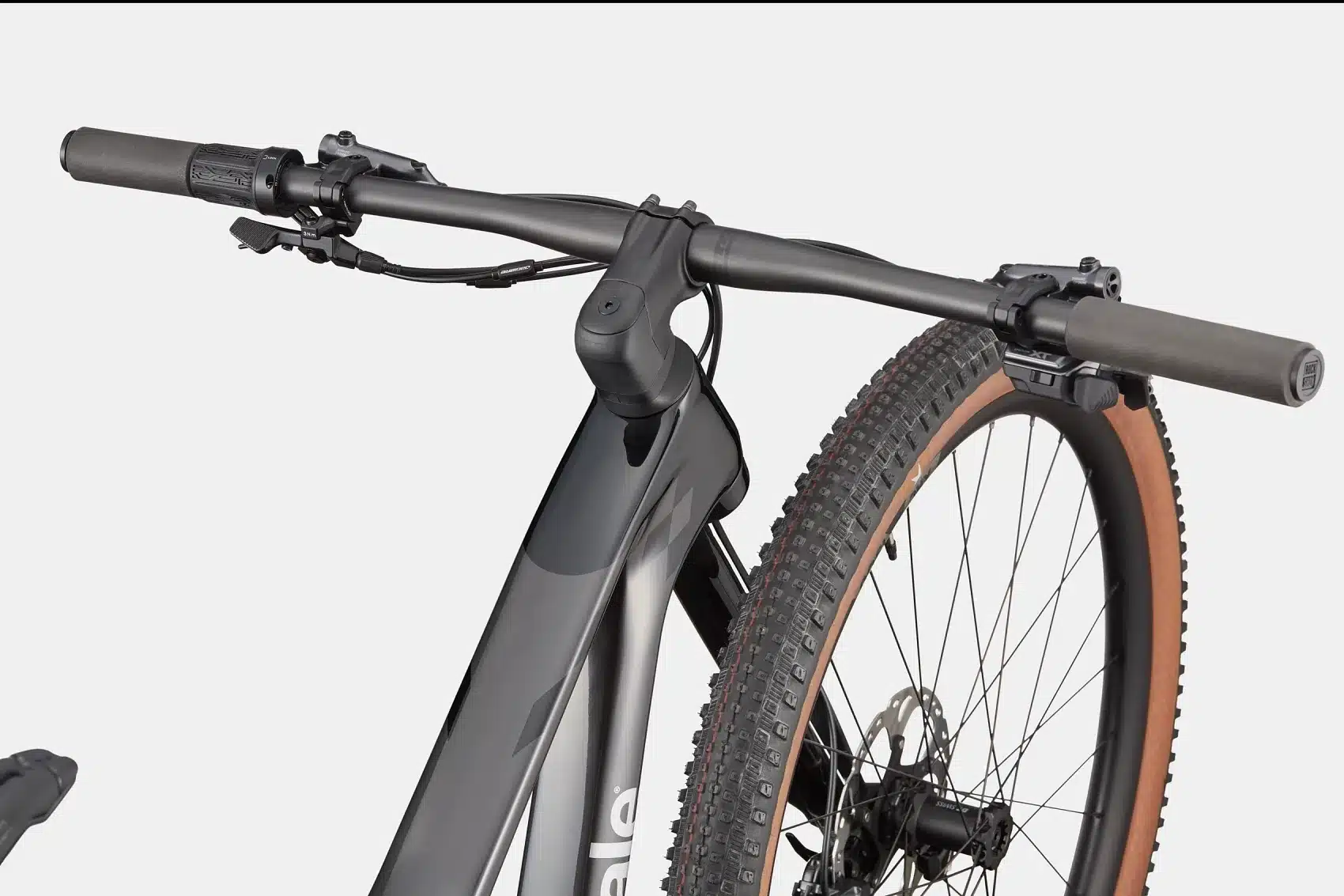 Detailbild eines Cannondale Scalpel 2 Lefty Mountainbikes, das den Lenker, den Vorbau und das Vorderrad mit seinem markanten Reifen zeigt.