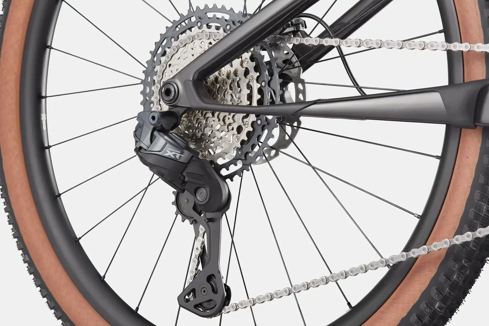 Detailansicht der Fahrradkomponenten: Shimano XT Di2 Schaltwerk, breite Kassette und Kette am Hinterrad eines Cannondale Scalpel 2 Lefty.