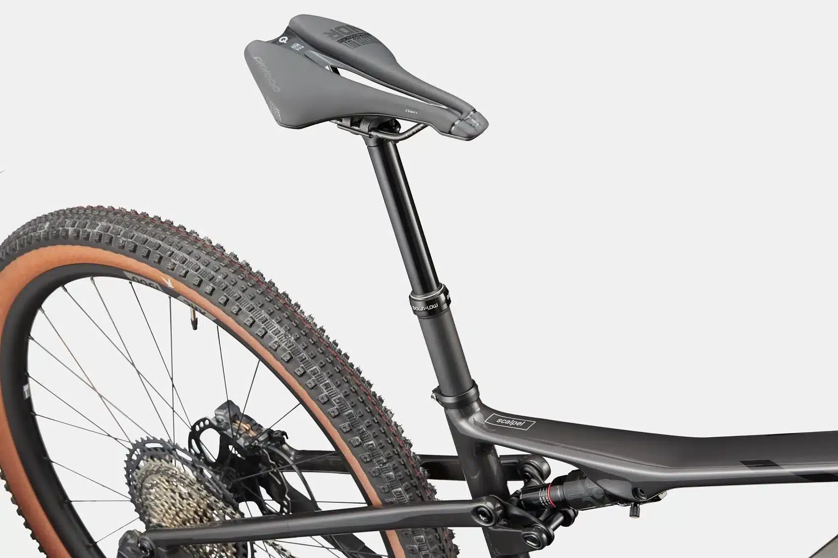 Detailaufnahme des Cannondale Scalpel 2 Lefty Fahrrads, Fokus auf Hinterrad, Dämpfer, Carbonrahmen und Sattelstütze.