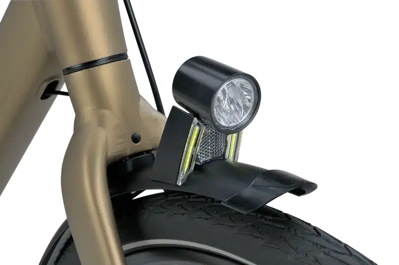 Detailaufnahme eines Batavus Senz Active Exclusive Fahrrads, Fokus auf den vorderen Fahrradreifen, das Schutzblech mit integriertem Scheinwerfer und den unteren Teil des Rahmens.