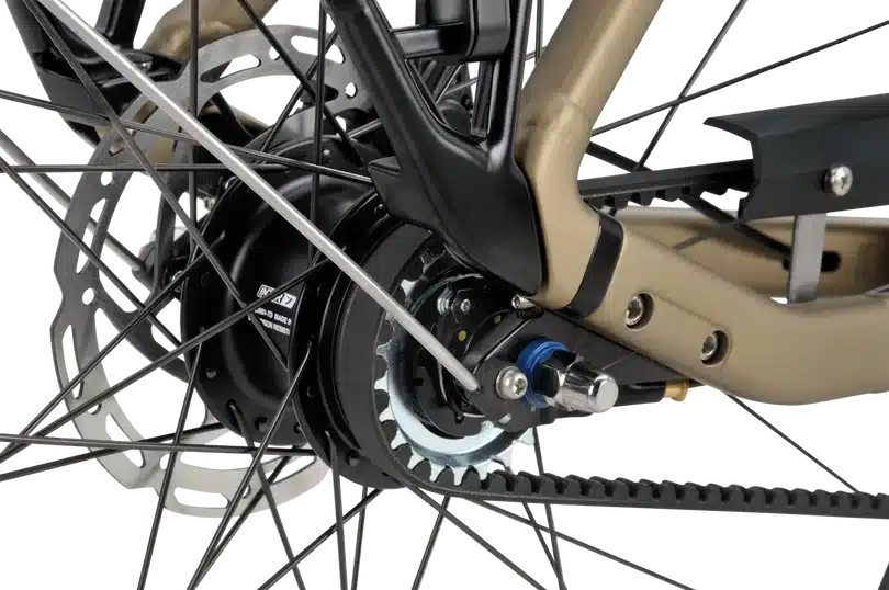 Nahaufnahme des Hinterrads eines Batavus Senz Active Exclusive Fahrrads, die den Gates Carbon Drive Riemen, die Zahnkranzscheibe und die Shimano Nexus Nabenschaltung zeigt.