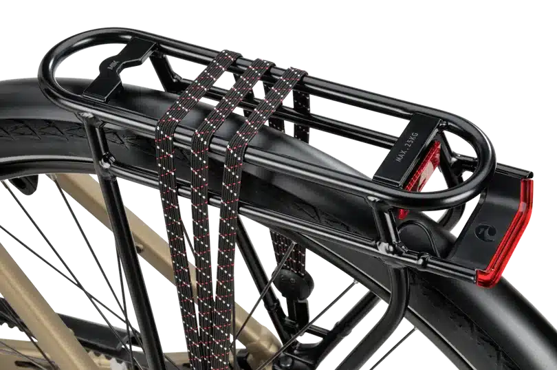 Detailaufnahme eines Gepäckträgers mit Spanngummis und Rücklicht.